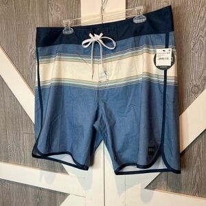 BAG056. NWT Shallow Striped Print Board Shorts 38
